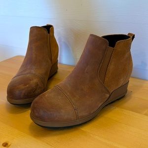 Sorel tan wedge suede booties 8.5